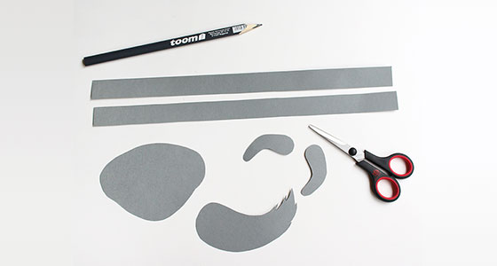 Grauer Bastelkarton, Schere und Bleistift